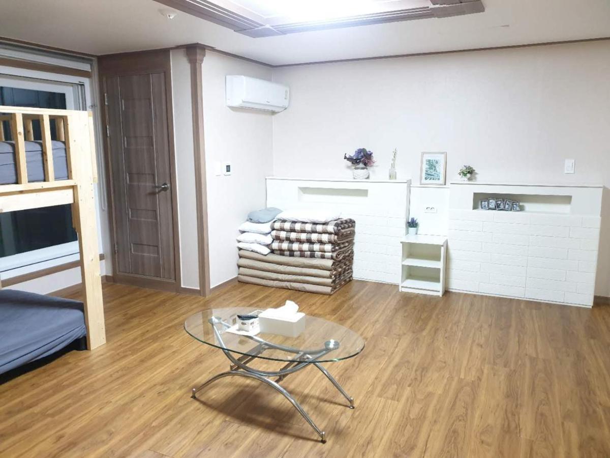 Hy Choi Hostel Сеогвипо Екстериор снимка