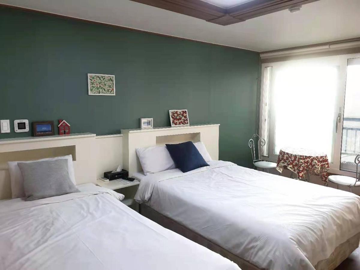 Hy Choi Hostel Сеогвипо Екстериор снимка
