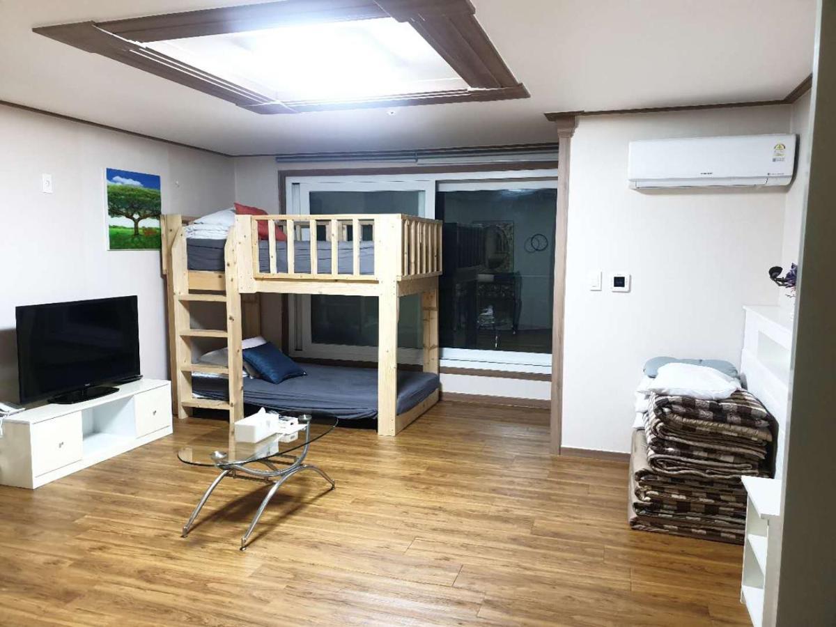 Hy Choi Hostel Сеогвипо Екстериор снимка