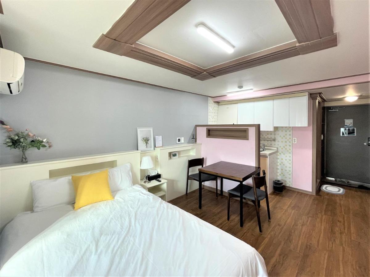 Hy Choi Hostel Сеогвипо Екстериор снимка
