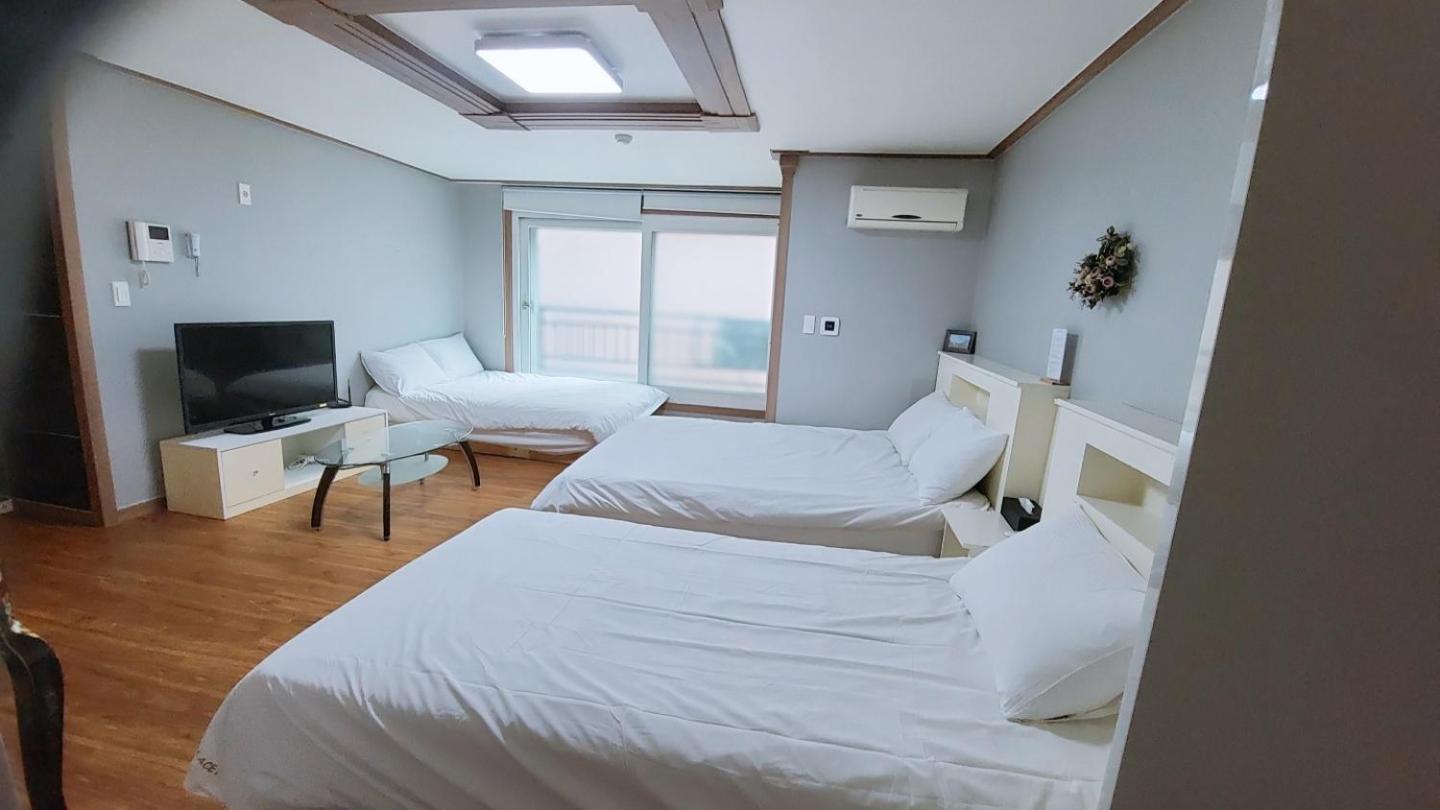 Hy Choi Hostel Сеогвипо Екстериор снимка